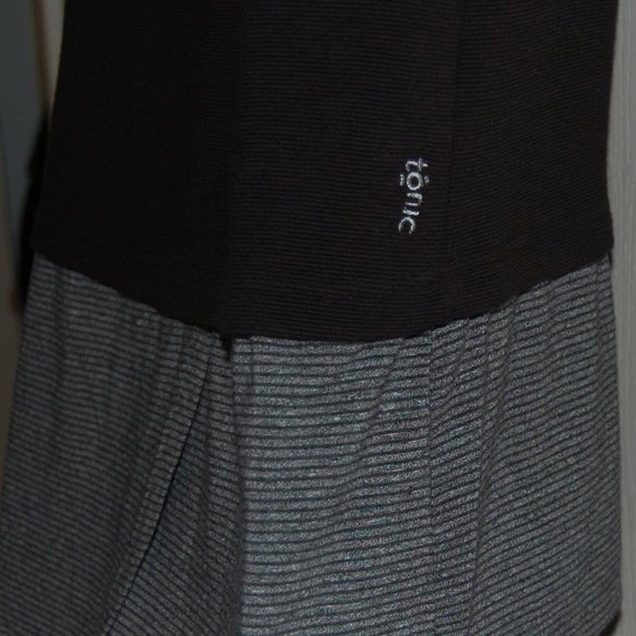 Tonic Active Hi Low Split Back Black and Gray Short Sleeve Small - Picture 4 of 9